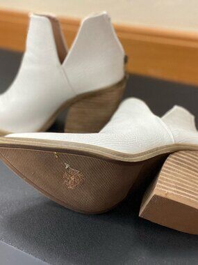 5.5 barn babe white croc 3" heel